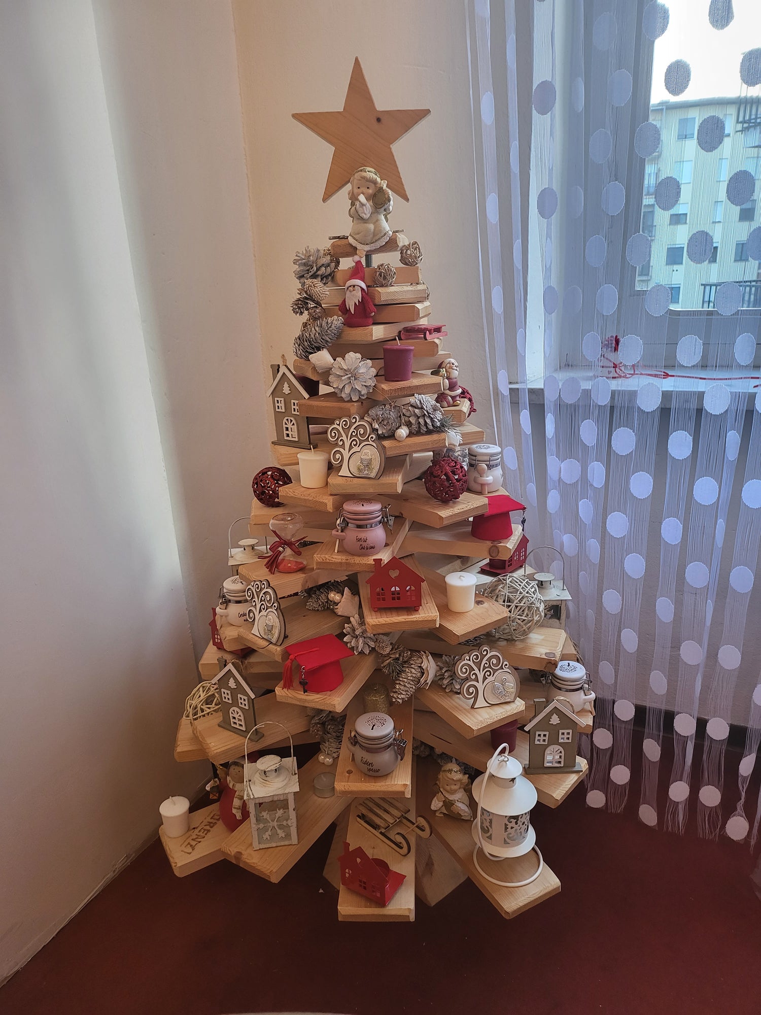 Albero di Natale in legno: un tocco naturale e personalizzabile per le tue feste