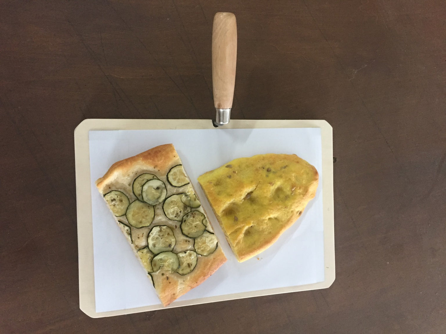 Vassoio in legno con cazzuola – Un'idea originale per servire con stile