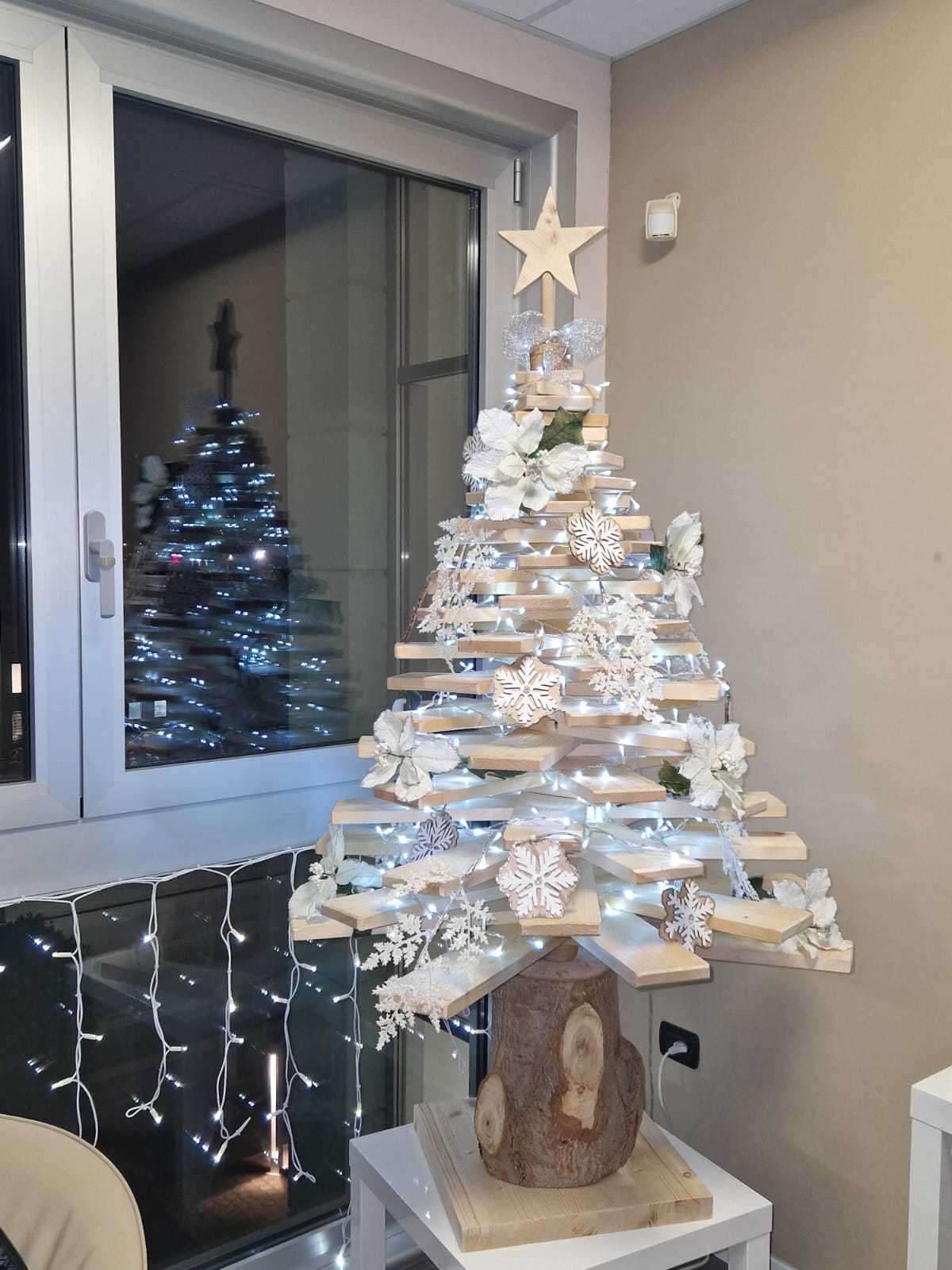 Albero di Natale in legno: un tocco naturale e personalizzabile per le tue feste
