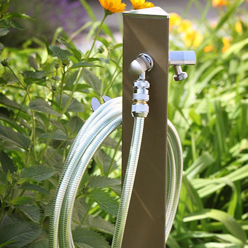 Fontana Aquapoint TRIANGLE: moderna, funzionale e con attacco rapido per tubo da giardino