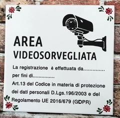 Numeri civici e targhe personalizzate in ceramica: stile unico e durata eterna