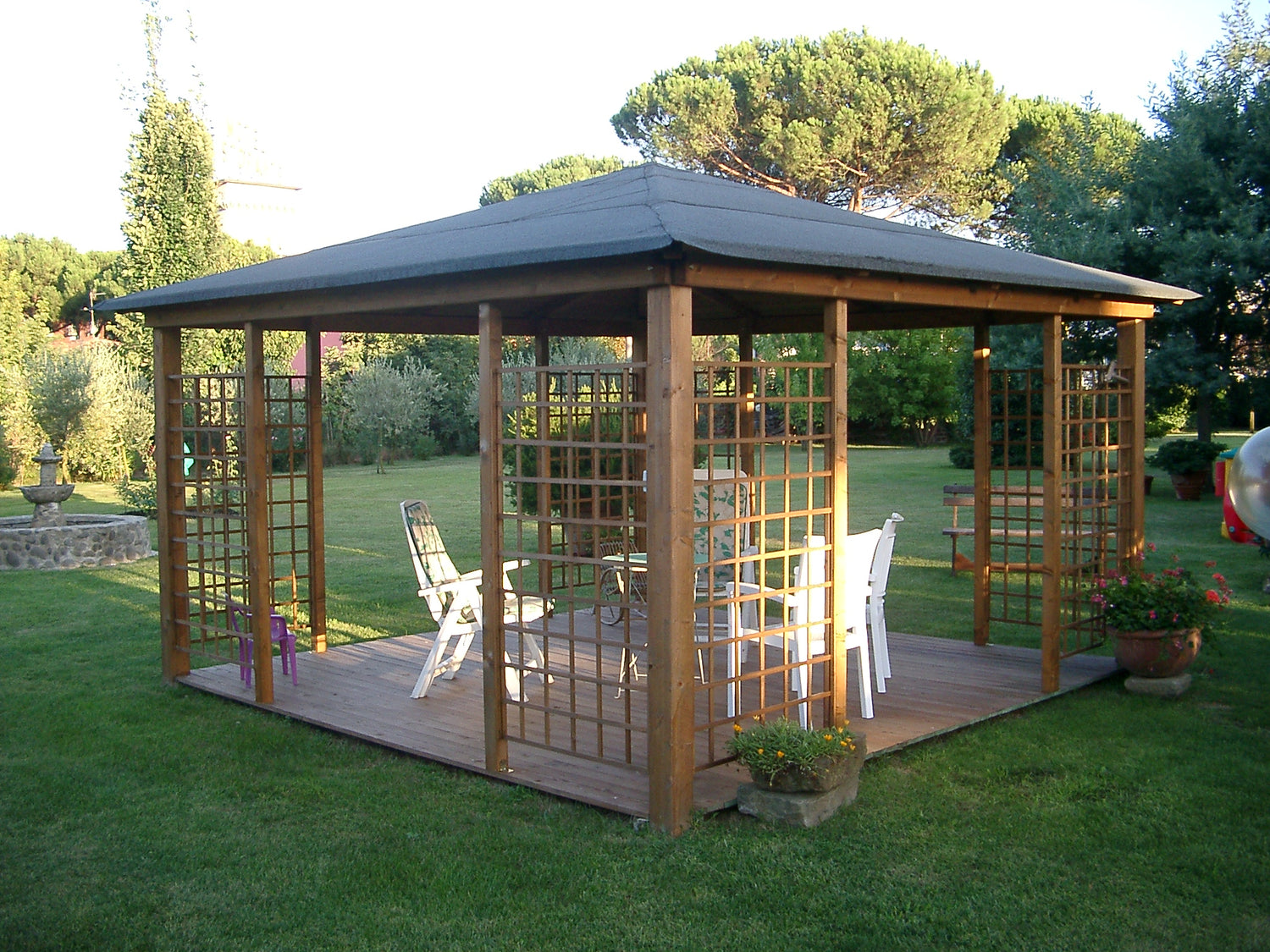 Gazebo in Legno Lamellare su Misura – Eleganza e Funzionalità per il tuo Spazio Esterno