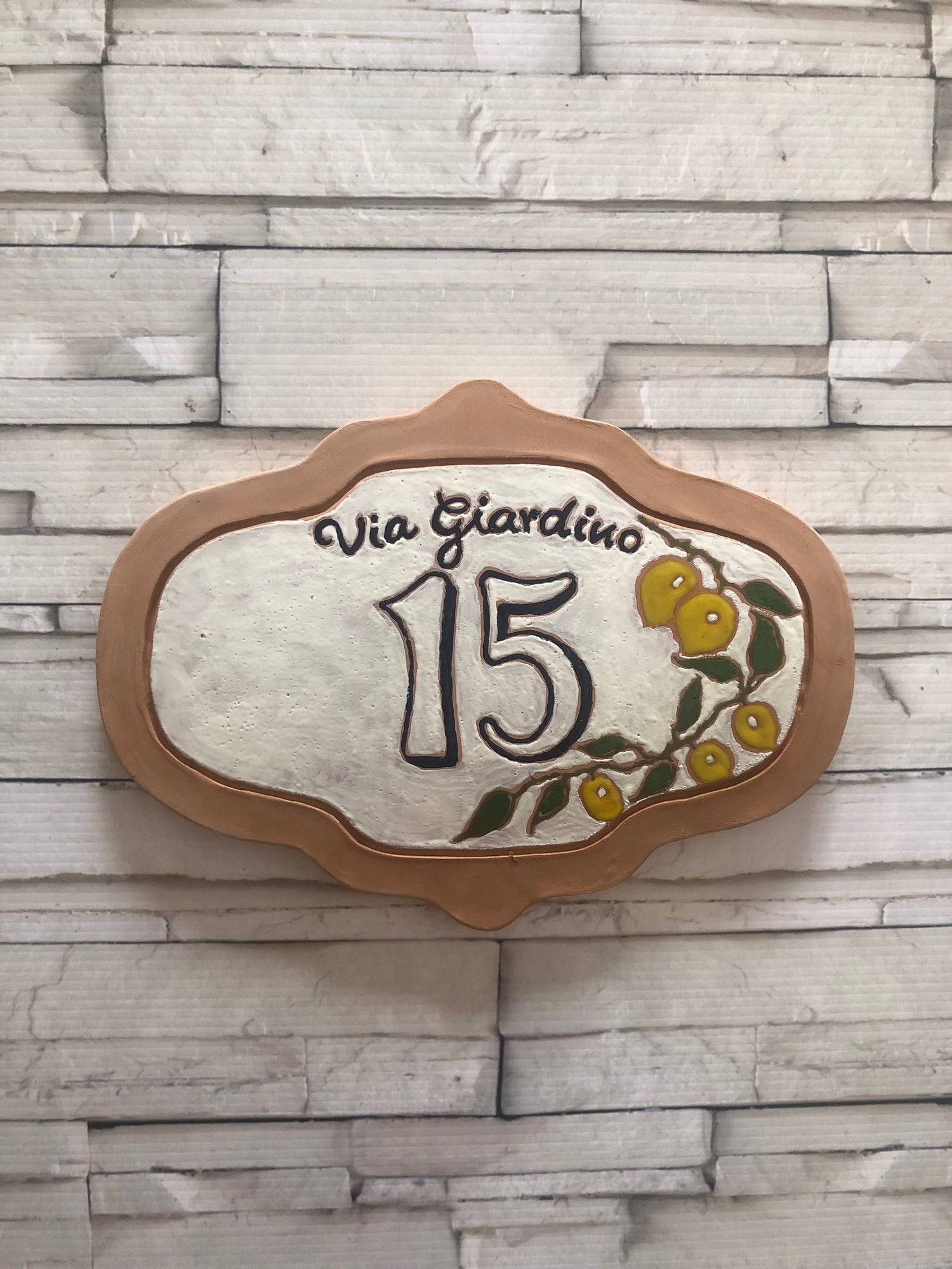 Numeri civici e targhe personalizzate in ceramica: stile unico e durata eterna