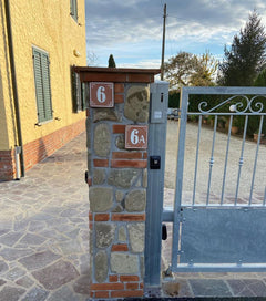 Numeri civici e targhe personalizzate in ceramica: stile unico e durata eterna