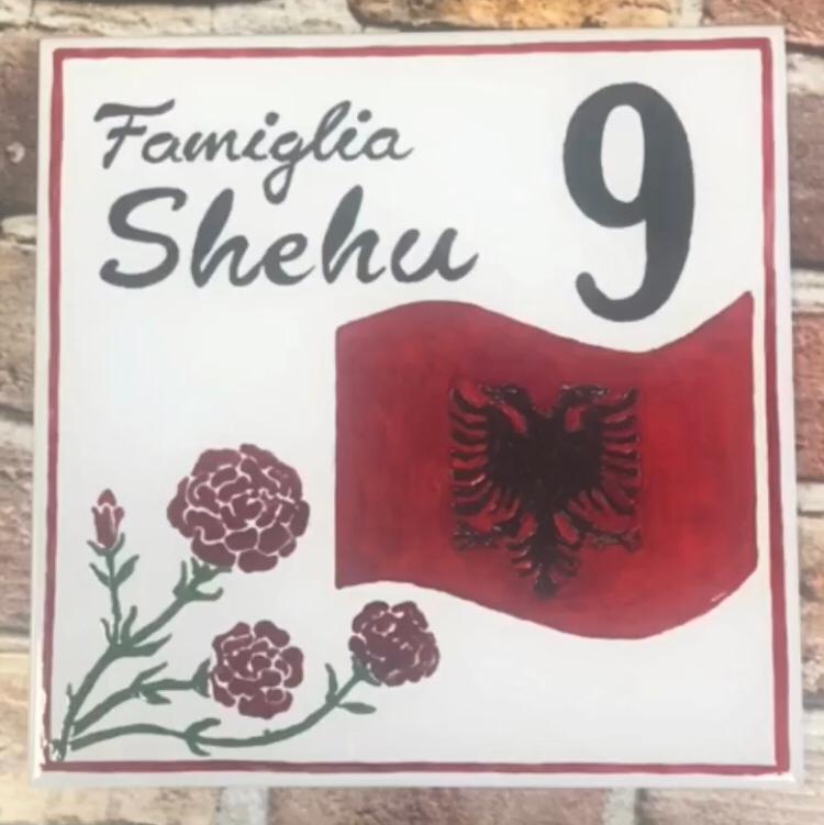 Numeri civici e targhe personalizzate in ceramica: stile unico e durata eterna