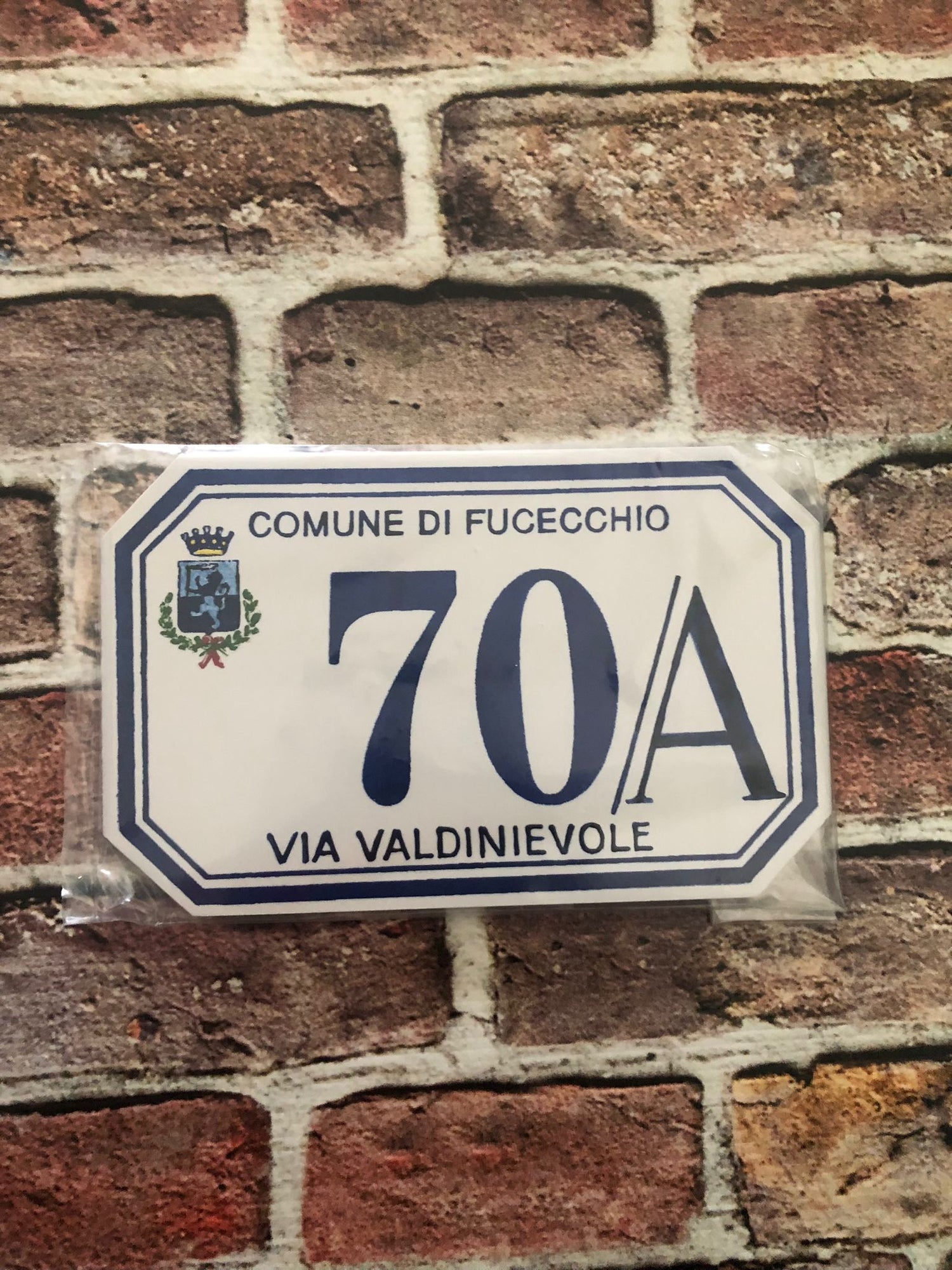 Numeri civici e targhe personalizzate in ceramica: stile unico e durata eterna