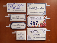 Numeri civici e targhe personalizzate in ceramica: stile unico e durata eterna