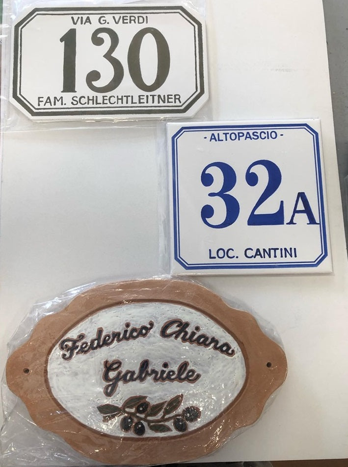 Numeri civici e targhe personalizzate in ceramica: stile unico e durata eterna